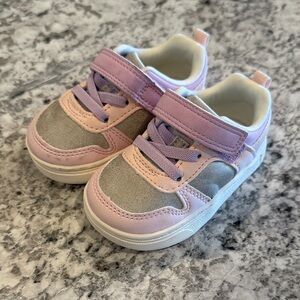 👟 Carter’s Velcro Sneakers – Size 3 👟